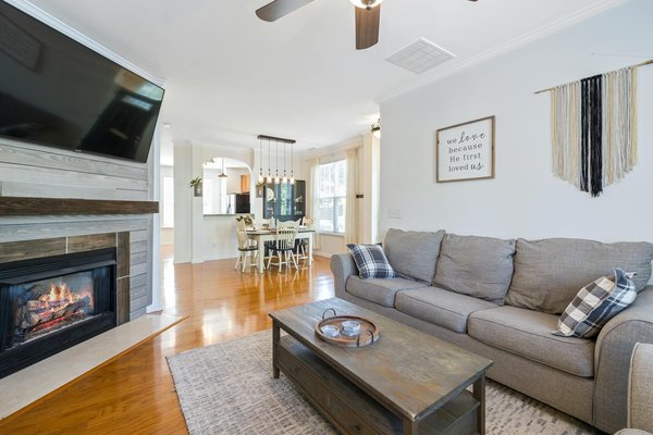 Ambiance chaleureuse : 10 idées pour intégrer des fleurs artificielles