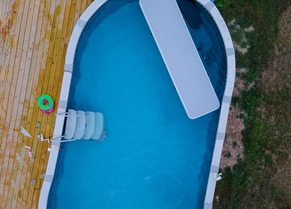 Quelles sont les étapes à suivre pour installer une piscine à coque ?