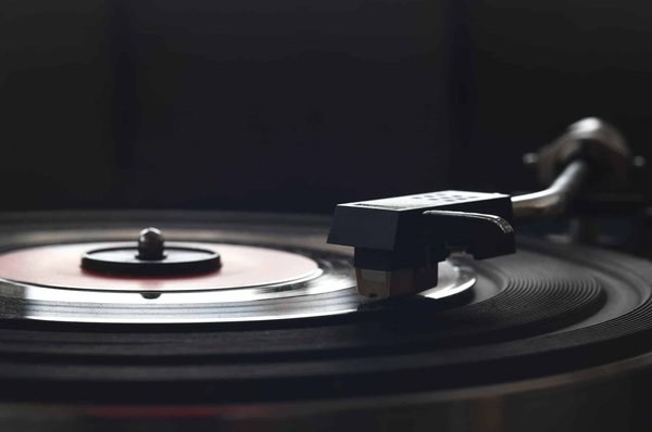 Comment choisir le tourne-disque vinyle parfait pour votre collection ?