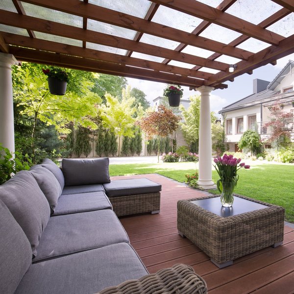 Salon de jardin bas : comment l'entretenir correctement ?